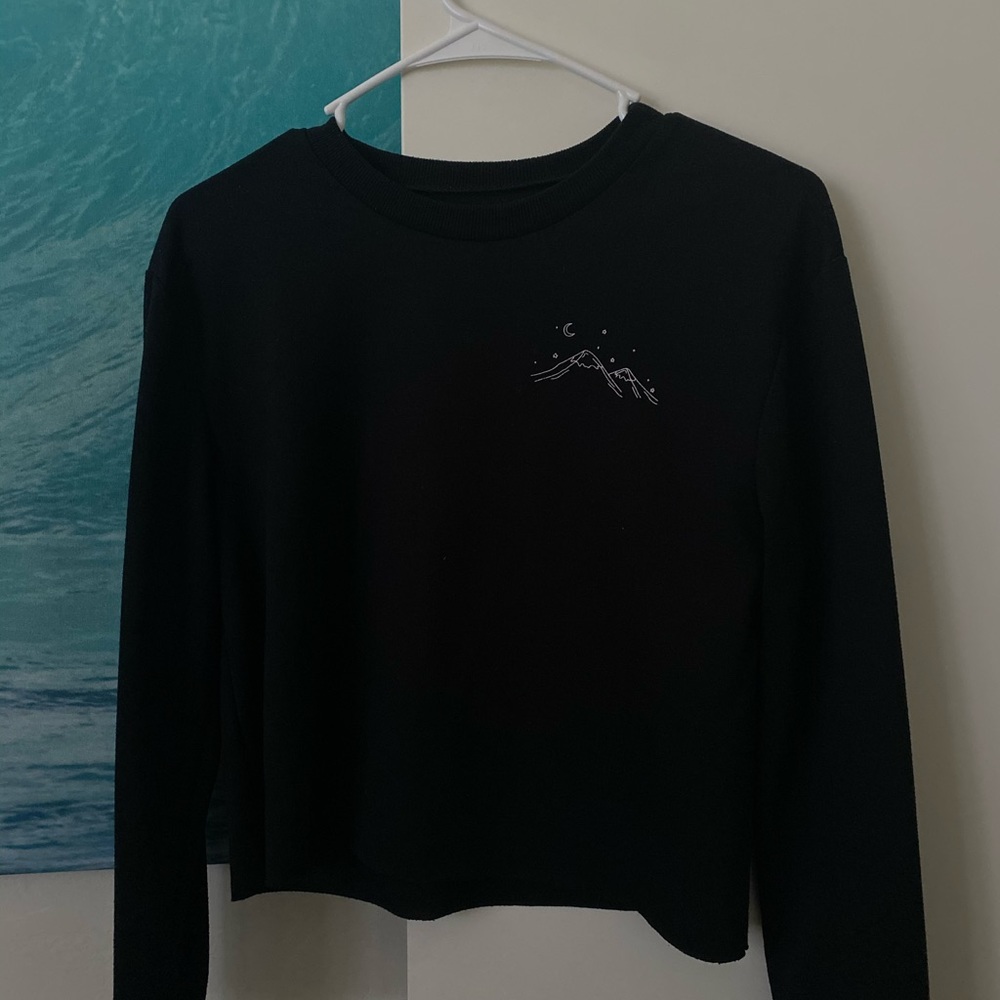 Long sleeve black shirt with cute mountain design